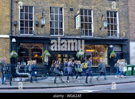 London, Großbritannien - 15 April, 2019: Äußere der Weintraube Public House mit Motion - verschwommenes Fußgänger vorbei gehen. Stockfoto