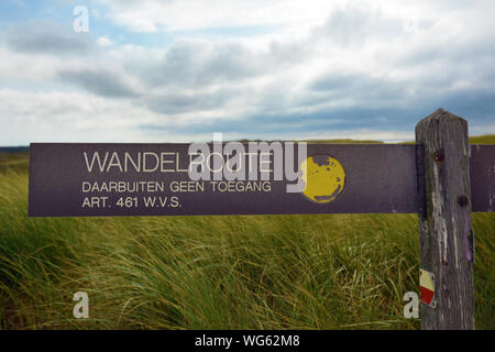 Texel, Holland/Niederlande - August 2019: Pfeilförmigen Schild mit Wanderweg im Nationalpark "uinen van Texel' auf der Insel Texel. Stockfoto