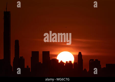 New York, USA. 30 Aug, 2019. Sonnenuntergang über Manhattan ist im Bild von Arthur Ashe Stadium in Queens, New York, USA, Nov. 30, 2019. Credit: Li Muzi/Xinhua/Alamy leben Nachrichten Stockfoto