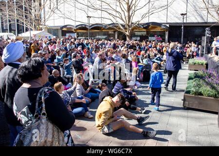 Canberra, Australien. 31 Aug, 2019. Zuhörer beobachten die Chili essen Wettbewerb, Teil des Fünften Welt Curry Festival, in Canberra, der Hauptstadt Australiens, Aug 31., 2019. Quelle: Xinhua/Alamy leben Nachrichten Stockfoto