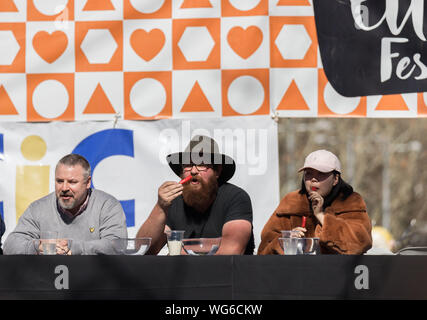 Canberra, Australien. 31 Aug, 2019. Während die Kandidaten Essen chili Chili essen Wettbewerb, Teil des Fünften Welt Curry Festival, in Canberra, der Hauptstadt Australiens, Aug 31., 2019. Quelle: Xinhua/Alamy leben Nachrichten Stockfoto