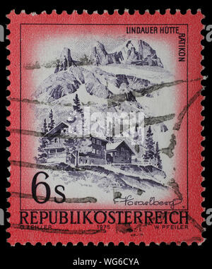 Stempel gedruckt in Österreich zeigt die Lindauer Hutte Ratikon, aus der serie Ugregelung in Österreich", ca. 1975. Stockfoto