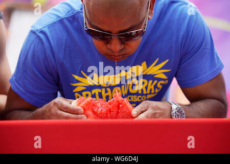 San Francisco, USA. 31 Aug, 2019. Ein Mann nimmt an eine Wassermelone essen Contest in Cupertino, Kalifornien, USA, Nov. 31, 2019. Quelle: Xinhua/Alamy leben Nachrichten Stockfoto