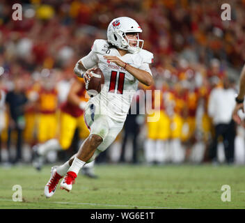 August 31, 2019 Fresno Zustand-Bulldoggen quarterback Jorge Reyna #11 kriecht mit der Kugel während der NCAA Football Spiel zwischen dem USC Trojans und der Fresno State Bulldoggen am Kolosseum in Los Angeles, Kalifornien. Obligatorische Photo Credit: Charles Baus/CSM Stockfoto