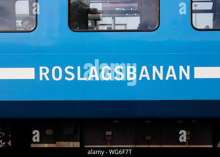 Kyrkby Taby, Schweden - 30. August 2019: Nahaufnahme der SL Roslagsbanan Pendlerzug service gemalte Zeichen an die Züge Seite. Stockfoto