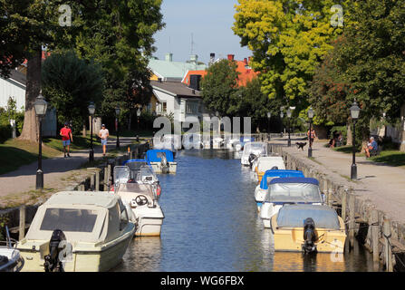Trosa, Schweden - 28. August 2019: Ansicht der Trosa Fluss mit angelegten Sportboote. Stockfoto
