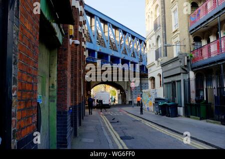 London, Großbritannien - 15 April, 2019: Blick auf die Straße in der Nähe der London Bridge am Montag Morgen zeigt Gebäude, Bewegungs Unschärfen - Fußgänger und Rai Stockfoto