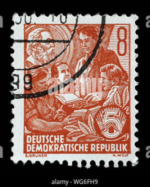 Stempel ausgestellt in Deutschland - Demokratische Republik (DDR) Zeigt lernen Jugend, Karl Marx Bild im Hintergrund, Fünfjahresplan Serie, ca. 1953. Stockfoto