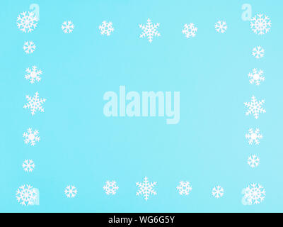 Schneeflocken auf einem blauen Hintergrund. Winterurlaub Konzept Stockfoto