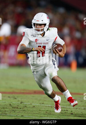 August 31, 2019 Fresno Zustand-Bulldoggen quarterback Jorge Reyna #11 kriecht mit der Kugel während der NCAA Football Spiel zwischen dem USC Trojans und der Fresno State Bulldoggen am Kolosseum in Los Angeles, Kalifornien. Obligatorische Photo Credit: Charles Baus/CSM Stockfoto