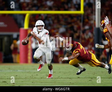 August 31, 2019 Fresno Zustand-Bulldoggen quarterback Jorge Reyna #11 kriecht mit der Kugel während der NCAA Football Spiel zwischen dem USC Trojans und der Fresno State Bulldoggen am Kolosseum in Los Angeles, Kalifornien. Obligatorische Photo Credit: Charles Baus/CSM Stockfoto