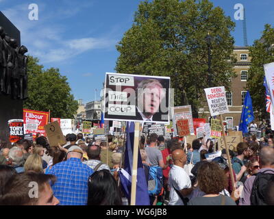 Tausende versammeln sich in Whitehall am 1. September 2019 gegen Boris Johnsons plant das Parlament zu vertagen zu protestieren. Stockfoto