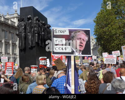 Tausende versammeln sich in Whitehall am 1. September 2019 gegen Boris Johnsons plant das Parlament zu vertagen zu protestieren. Stockfoto