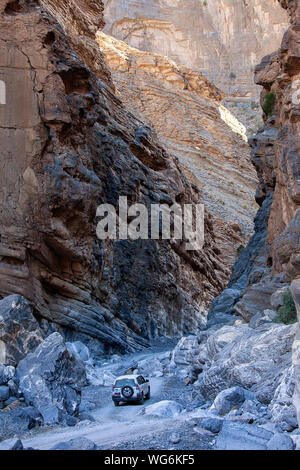 Sultanat Oman, Al Dakhiliyah Region, Western Hajar Berge, Wadi Nakhr, einer touristischen 4WD Auto auf Schotter in der Großen Canyon Stockfoto