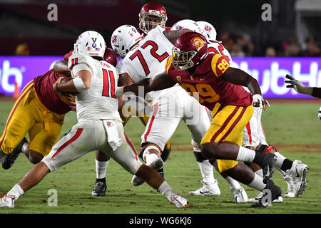 August 31, 2019 Los Angeles, CA. USC Trojans defensive lineman Drake Jackson #99 drücke Fresno Zustand-Bulldoggen quarterback Jorge Reyna #11 in Aktion in der zweiten Hälfte der NCAA Football Spiel zwischen den USC Trojans und der Fresno State Bulldoggen am Kolosseum in Los Angeles, Kalifornien. Die USC Trojans Niederlage die Fresno Zustand-Bulldoggen 31-23. Obligatorische Photo Credit: Louis Lopez/CSM Stockfoto
