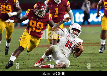 August 31, 2019 Los Angeles, CA. USC Trojans defensive lineman Drake Jackson #99 drücke Fresno Zustand-Bulldoggen quarterback Jorge Reyna #11 in Aktion in der zweiten Hälfte der NCAA Football Spiel zwischen den USC Trojans und der Fresno State Bulldoggen am Kolosseum in Los Angeles, Kalifornien. Die USC Trojans Niederlage die Fresno Zustand-Bulldoggen 31-23. Obligatorische Photo Credit: Louis Lopez/CSM Stockfoto