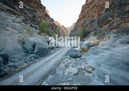 Sultanat Oman, Al Dakhiliyah Region, Western Hajar Berge, Wadi Nakhr, Schotterstraße in der Großen Canyon Stockfoto