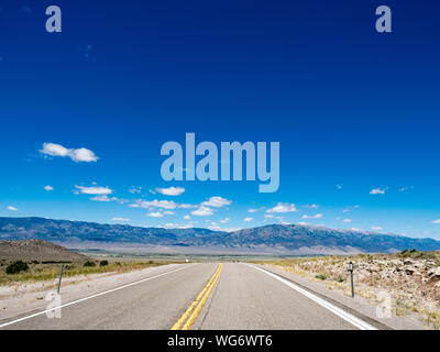 Einsamen Ausdehnung der Straße zwischen Ely, Nevada und West Wendover, Nevada auf US Route 93 Stockfoto