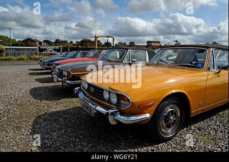 Ein 1972 Modell Stag an der Vorderseite einer Linie von classic Stag Sportwagen am Severn Valley Railway classic car Tag. 31. August 2019 Stockfoto