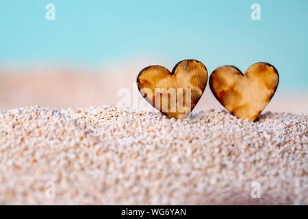 Herzen und Sand. Reisen, Flitterwochen und Valentinstag Konzept Stockfoto