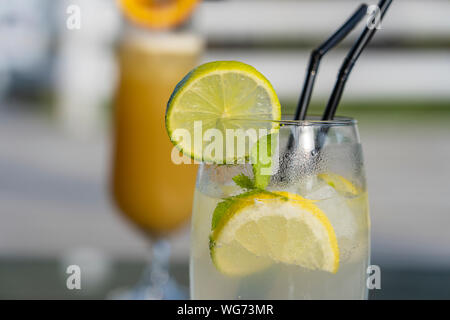 Mojito Cocktail mit Limetten und Minze im Glas. Frische Cocktail, in der Nähe Stockfoto