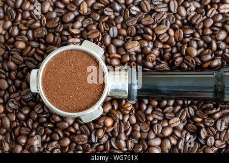 Portafilter und Kaffeebohnen, Cafe Konzept Stockfoto