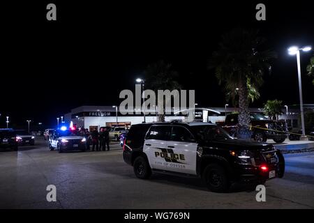 Odessa, Texas, USA. 31 Aug, 2019. Kriminalität band Bausteine aus einem Bereich bei einem Händler wo ein Schütze Feuer in Odessa, Texas eröffnet. Der Schütze, der eine U.S. Postal Service van entführt, fuhren durch die Städte von Midland Odessa tödlich schießen 5 Menschen und verletzte 21 andere früh am Tag. Quelle: Joel Engel Juarez/ZUMA Draht/Alamy leben Nachrichten Stockfoto