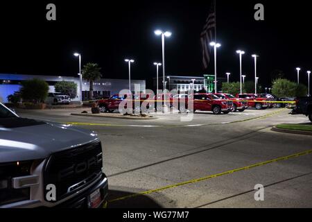 Odessa, Texas, USA. 31 Aug, 2019. Kriminalität band Bausteine aus einem Bereich bei einem Händler wo ein Schütze Feuer in Odessa, Texas eröffnet. Der Schütze, der eine U.S. Postal Service van entführt, fuhren durch die Städte von Midland Odessa tödlich schießen 5 Menschen und verletzte 21 andere früh am Tag. Quelle: Joel Engel Juarez/ZUMA Draht/Alamy leben Nachrichten Stockfoto