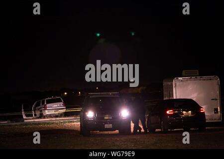 Odessa, Texas, USA. 31 Aug, 2019. Ein Polizei Fahrzeug in der Nähe der Szene, wo einem bewaffneten Banditen, die von den Offizieren außerhalb der Cinergy Kino nach einer Verfolgung in Odessa, Texas getötet wurde aufgegeben. Der Schütze, der eine U.S. Postal Service van entführt, fuhren durch die Städte von Midland Odessa tödlich schießen 5 Menschen und verletzte 21 andere früh am Tag. Quelle: Joel Engel Juarez/ZUMA Draht/Alamy leben Nachrichten Stockfoto