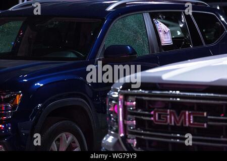 Odessa, Texas, USA. 31 Aug, 2019. Windows eines Fahrzeugs werden von Schießereien in einer Händlerniederlassung, wo ein Schütze Feuer in Odessa, Texas eröffnet erschüttert. Der Schütze, der eine U.S. Postal Service van entführt, fuhren durch die Städte von Midland Odessa tödlich schießen 5 Menschen und verletzte 21 andere früh am Tag am 12.08.31. Quelle: Joel Engel Juarez/ZUMA Draht/Alamy leben Nachrichten Stockfoto