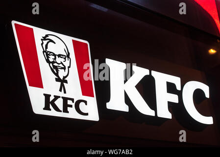 BERLIN - 31 August: Kentucky Fried Chicken Restaurant Zeichen, Logo mit Colonel Sanders in der Nacht in Berlin am 31. August. 2019 in Deutschland. Stockfoto