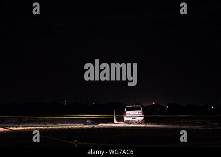 Odessa, Texas, USA. 31 Aug, 2019. Ein Polizei Fahrzeug in der Nähe der Szene, wo einem bewaffneten Banditen, die von den Offizieren außerhalb der Cinergy Kino nach einer Verfolgung in Odessa, Texas getötet wurde aufgegeben. Der Schütze, der eine U.S. Postal Service van entführt, fuhren durch die Städte von Midland Odessa tödlich schießen 5 Menschen und verletzte 21 andere früh am Tag. Quelle: Joel Engel Juarez/ZUMA Draht/Alamy leben Nachrichten Stockfoto