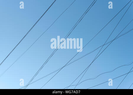 Abstrakte Linien der elektrischen Kabel Kabel mit blauem Himmel in der Stadt Stockfoto