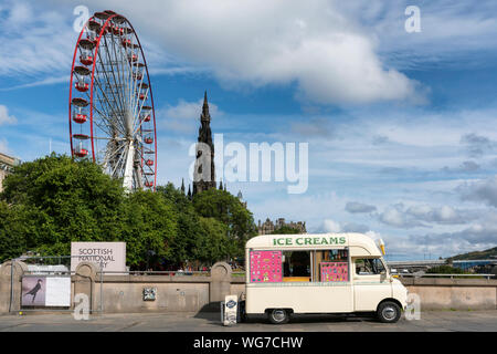 EDINBURGH - 28. AUGUST 2019: Ice Cream Truck, Eisbecher und -kegel auf den Straßen von Edinburgh, Schottland Stockfoto