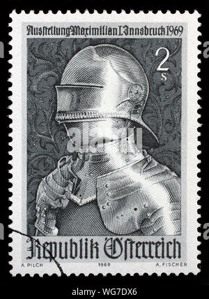 Stempel aus Österreich zeigt I (1459-1519), gotische Rüstung von Kaiser Maximilian im Jahr 1969 herausgegeben. Stockfoto