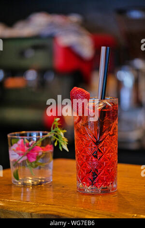 Rot und Rosa frischen bunten Exotischen alkoholfreien Cocktail mit Blackberry auf dem Holztisch. Rot und Pink Mojito Stockfoto