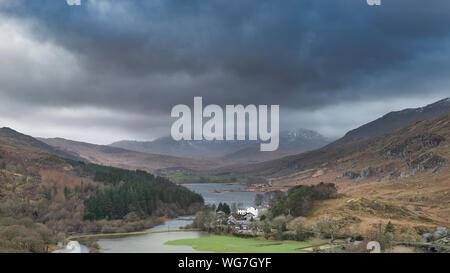 Winterlandschaft Bild der Blick von Crimpiau und die Pinnacles in Richtung Llynnau Mymbyr und schneebedeckten Snowdon in der Ferne Stockfoto