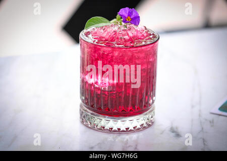 Rot und Rosa frischen bunten Exotischen alkoholfreien Cocktail mit Blackberry auf dem Holztisch. Rot und Pink Mojito Stockfoto