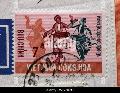 Stempel gedruckt in South Vietnam zeigt Volkstanz der nationalen Minderheiten, ca. 1971. Stockfoto