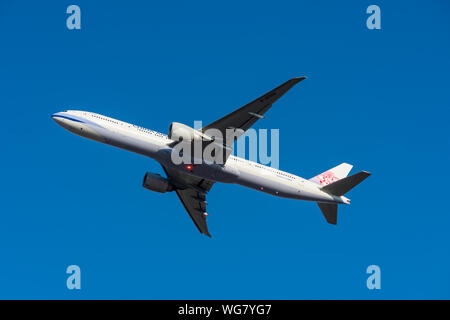 Tokio, Japan - JAN. 13, 2019: China Airlines Boeing 777-300ER Tripleseven, die vom internationalen Flughafen Narita in Tokio, Japan. Stockfoto