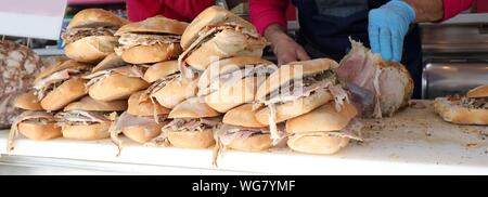 Gefüllte Schweinefleisch-sandwiche genannt PORCHETTA in italienischer Sprache zum Verkauf an der Straße essen Abschaltdruck Stockfoto