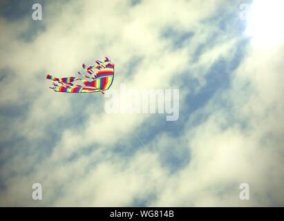 Bunte Drachen am blauen Himmel mit Wolken ohne Menschen und mit getönten alte Wirkung Stockfoto