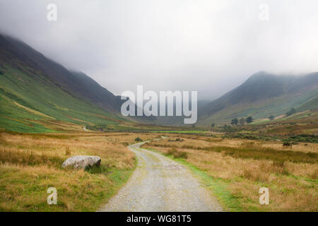 Die spurrichtung bis die Newlands Valley im englischen Lake District Stockfoto