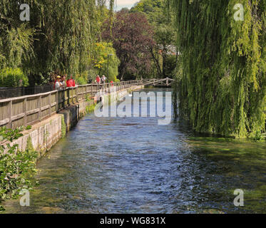 Wanderweg entlang des Flusses Itchen in Winchester, Hampshire Stockfoto