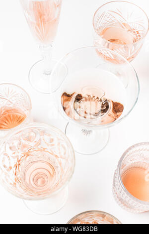 Sekt rose Wein in verschiedene Gläser auf weißem Hintergrund Stockfoto