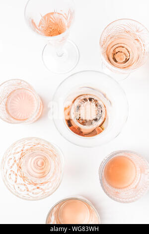 Sekt rose Wein in verschiedene Gläser auf weißem Hintergrund Stockfoto