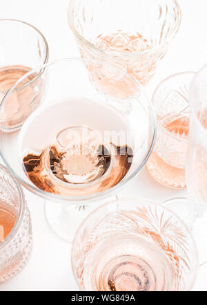 Sekt rose Wein in verschiedene Gläser auf weißem Hintergrund Stockfoto