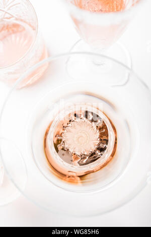 Sekt rose Wein in verschiedene Gläser auf weißem Hintergrund Stockfoto