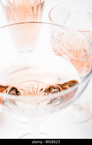 Sekt rose Wein in verschiedene Gläser auf weißem Hintergrund Stockfoto