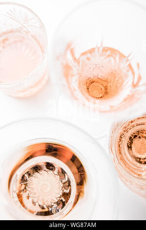 Sekt rose Wein in verschiedene Gläser auf weißem Hintergrund Stockfoto